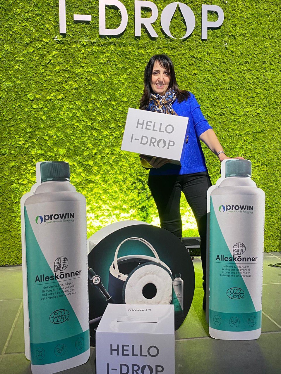 Nadia Hamza, fondatrice Nadyalis, devant le stand proWIN I-DROP